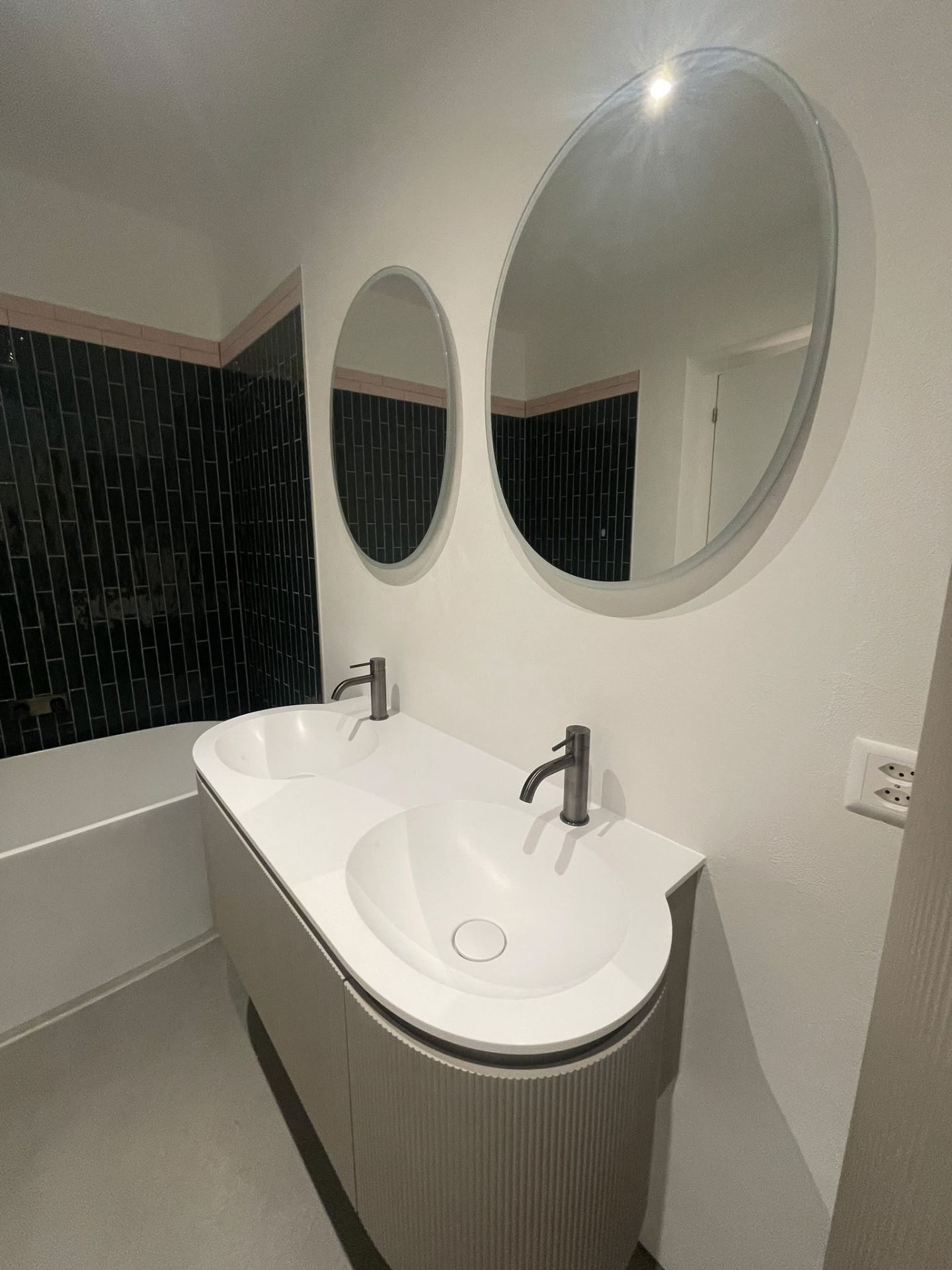Gereinigtes Design-Badezimmer