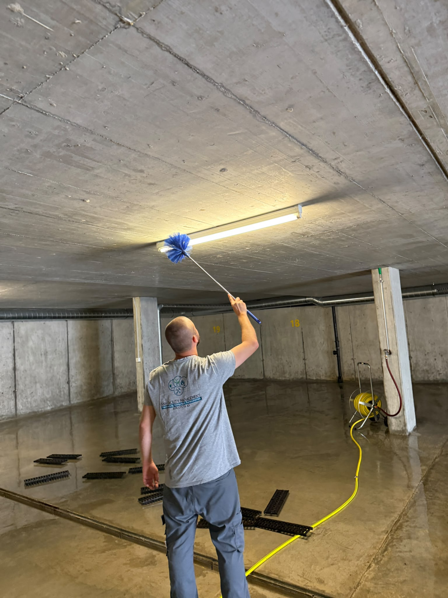 Deckenreinigung in der Tiefgarage