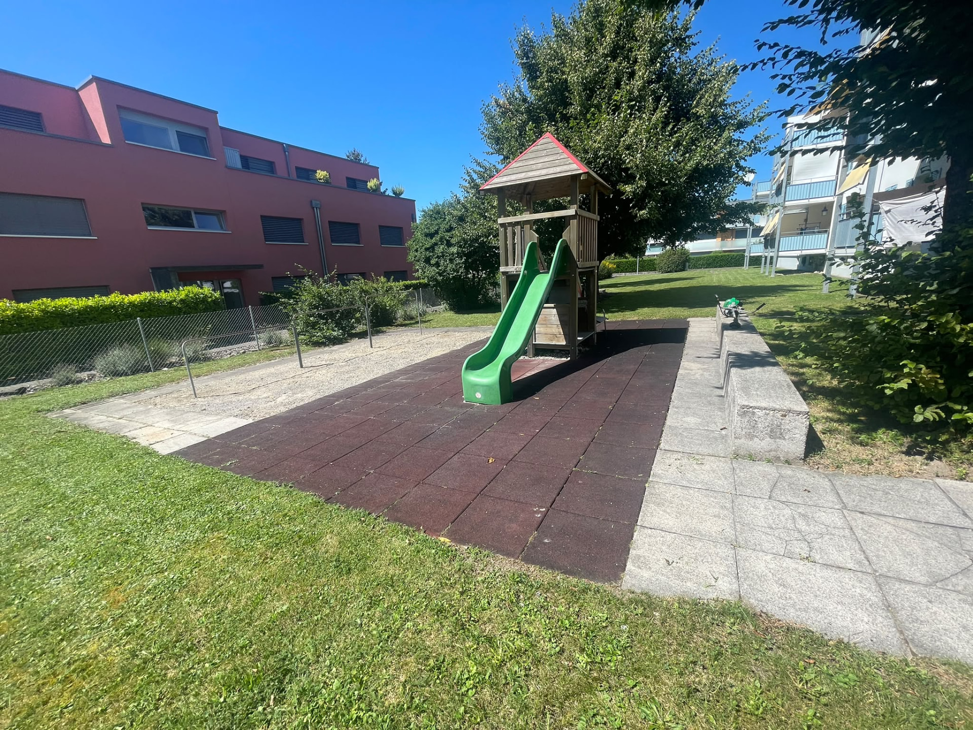 Gepflegter Spielplatz einer Wohnüberbauung