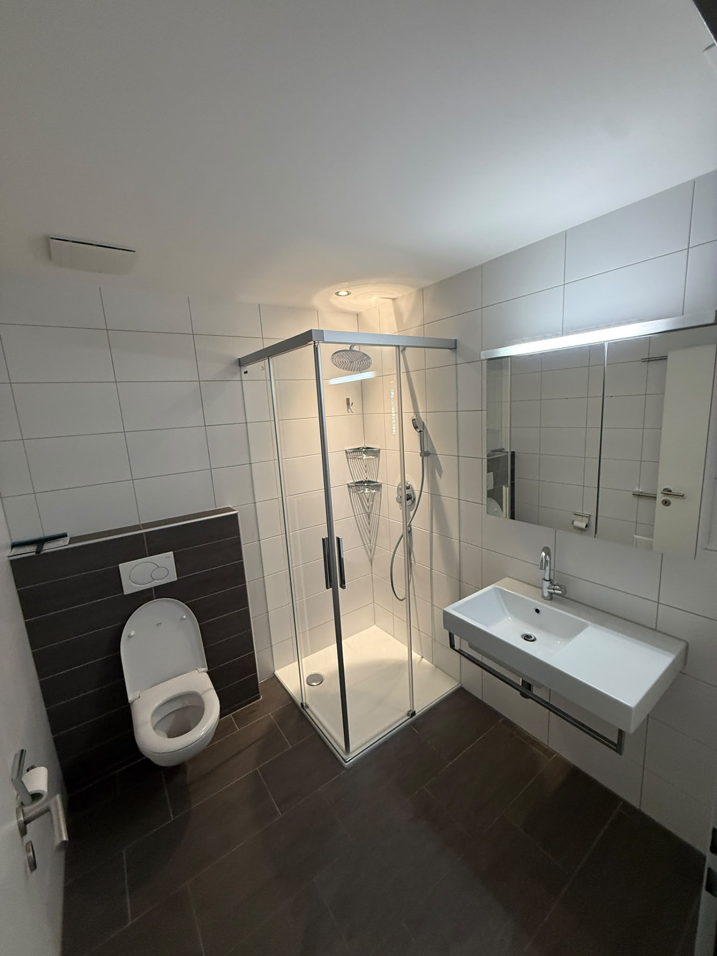Gereinigtes Badezimmer mit Dusche