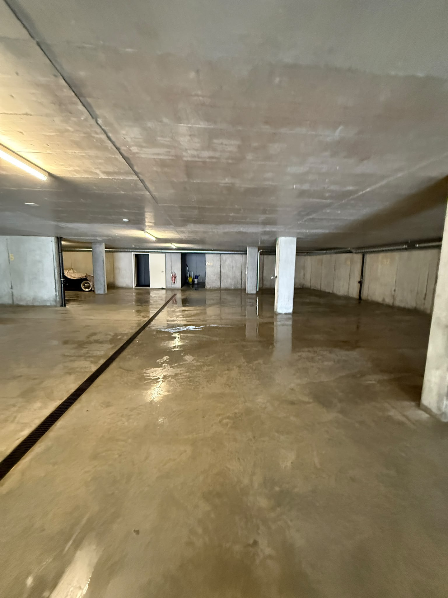 Frisch gereinigter Tiefgaragenboden