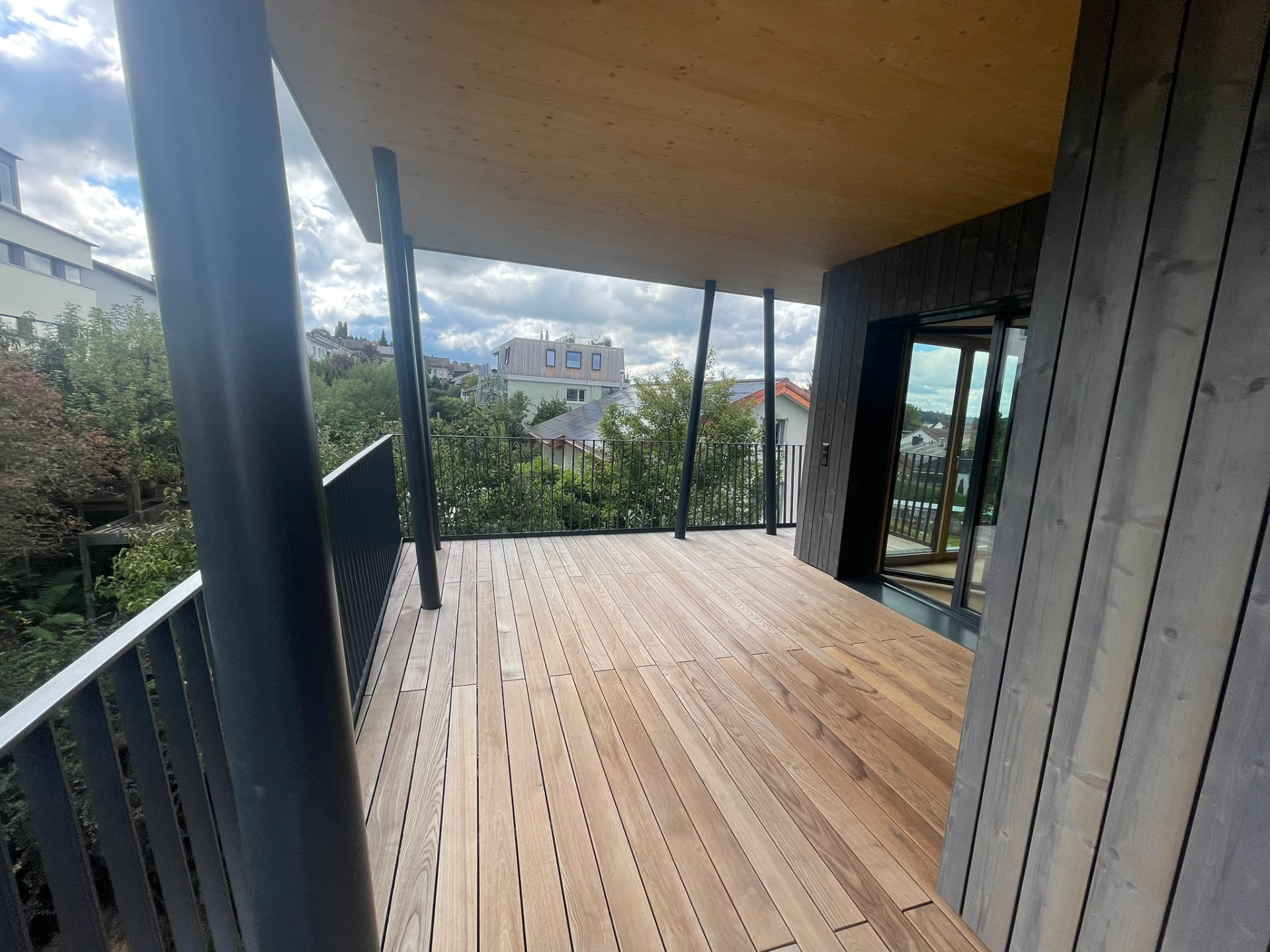 Gereinigte Balkonterrasse mit Holzboden