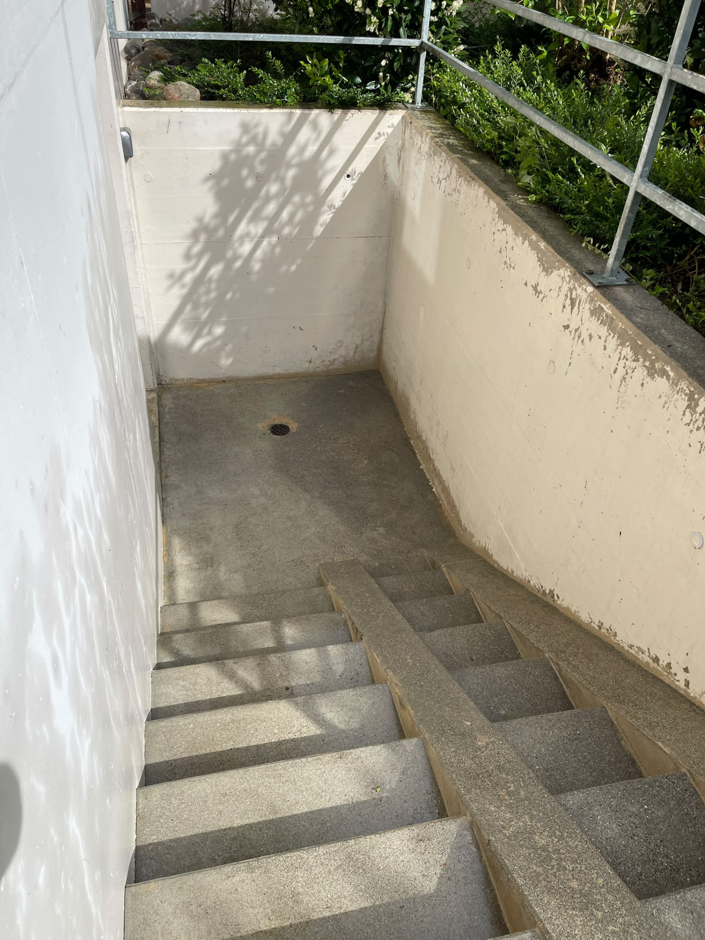 Gereinigter Kellerabgang mit Betontreppe