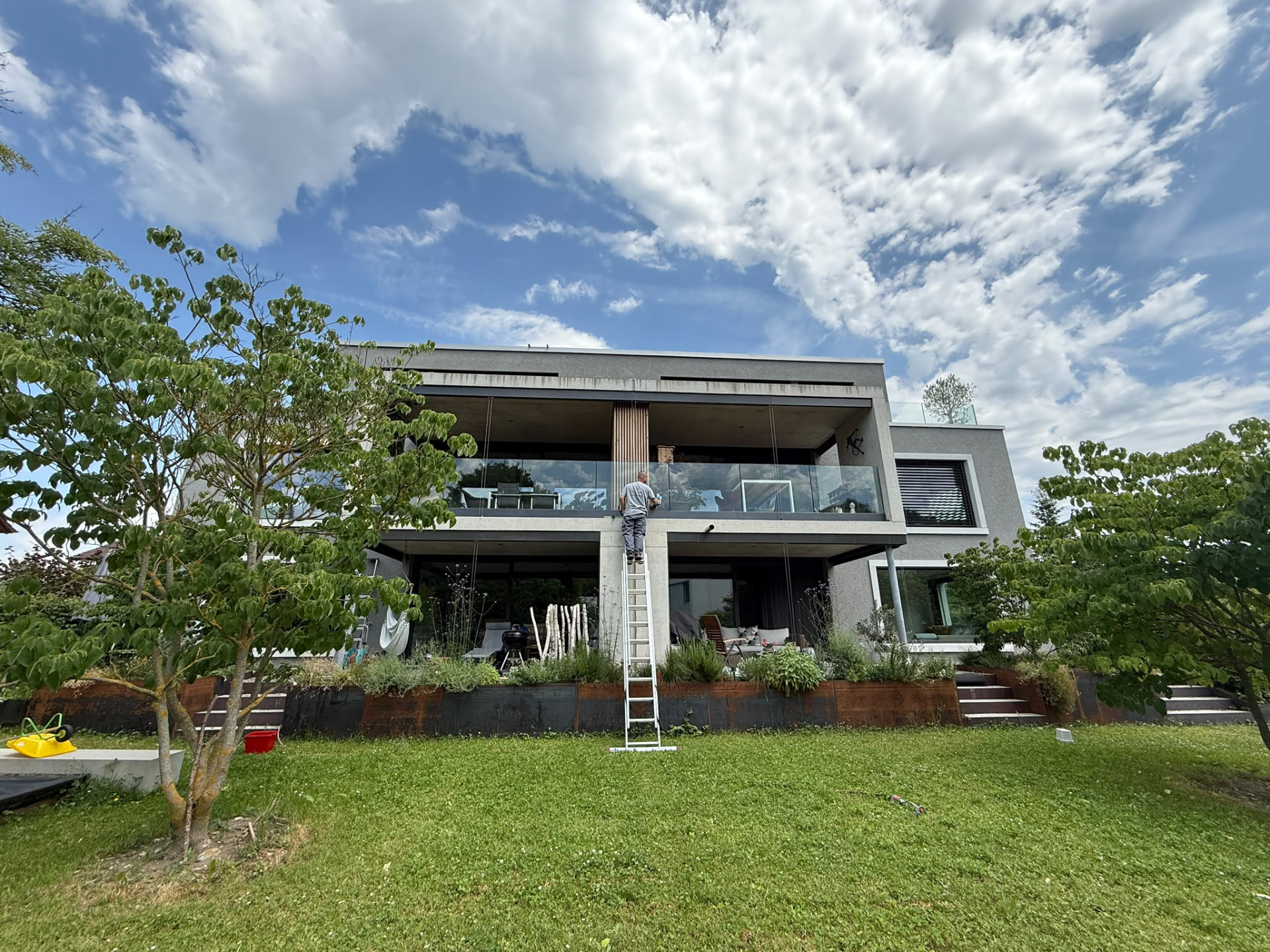 Glas- und Fensterreinigung an einer Villa